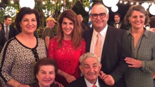 Δύσκολες ώρες για τη Nia Vardalos : «Έφυγε» από τη ζωή ο μπαμπάς της