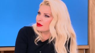 Αντέδρασε η Ελένη Μενεγάκη: &quot;Κάτσε ρε παιδάκι μου, θα αλλάξουμε όλους τους στίχους τώρα;&quot;