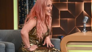 Πηνελόπη Αναστασοπούλου : Η εμφάνιση στο The 2Night Show με το εκκεντρικό ροζ hairlook!