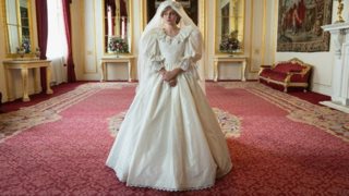 Έμα Κόριν - The Crown: Η πρόβα νυφικού και το making of της τεράστιας ουράς