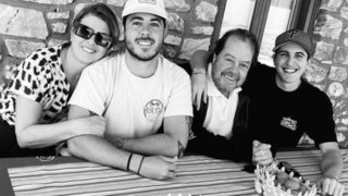 Σοφία Αλιμπέρτη - Γιάννης Πάριος | Οι γιοι τους κάνουν διακοπές στην Πάρο