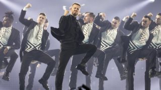 Ο Alessandro Cattelan είναι παράδειγμα προς μίμηση για τους Έλληνες παρουσιαστές