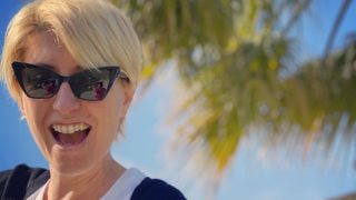 Σία Κοσιώνη: Στη θάλασσα μαζί με τον γιο της Δημοσθένη και εντυπωσιακό ολόσωμο μαγιό