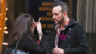 Πάνος Μουζουράκης: Τα στιγμιότυπα από την έξοδό του με συνοδό στο κέντρο της Αθήνας