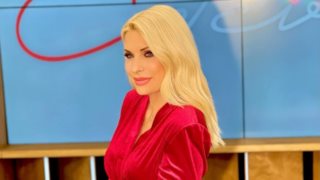 Η &quot;Ελένη&quot; έκοψε βασιλόπιτα στο πλατό! Η εντυπωσιακή selfie με τους συνεργάτες της