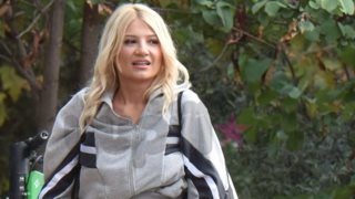 Φαίη Σκορδά: Στο Κολωνάκι με... πατίνι! Όπως δεν την έχετε ξαναδεί