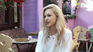 Βίκυ Κάβουρα: "Μπαίνεις, πατάς το όνομα μου και σου βγάζει 100 τύπους που έχω βγει. Αυτό το πληρώνω"