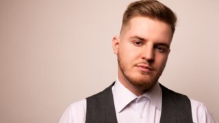 Γιάννης Καρατζάς | Η φωνή που ξεχώρισε στο "The Voice" κυκλοφορεί την πιο ερωτική μπαλάντα