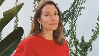 Η Βίκυ Καγιά προτείνει πώς να φορέσεις το τζιν παντελόνι σου τη μεταβατική περίοδο