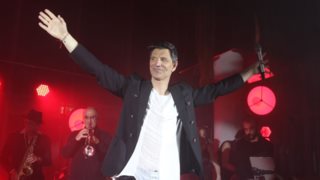 Ενδυματολογικό ατύχημα on stage για το Σάκη Ρουβά σε συναυλία του στη Λάρισα - Το viral βίντεο