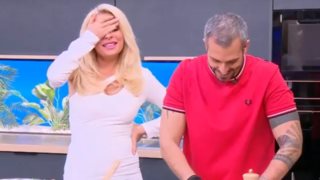 Video of the day | Η Ελένη Μενεγάκη κάνει σαρδάμ στον αέρα της εκπομπής της