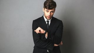 Style Tips: Οι πιο σύγχρονοι τρόποι να φορέσεις το μαύρο κοστούμι
