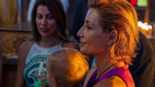 Ο γιος της Γιούλικας Σκαφιδά σε παιχνίδια με τη νονά του, Ευδοκία Ρουμελιώτη, λίγο πριν το γύρισμα