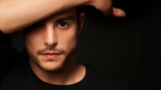 Άρης Μακρής: Δείτε το νέο του video clip για το τραγούδι «Τα Σπάσαμε»