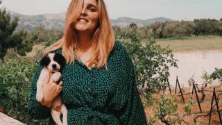 Η Εβελίνα Νικόλιζα φόρεσε το κρουαζέ φόρεμα που θα αναδείξει τέλεια τις καμπύλες σου