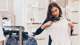 Πώς θα βρεις ποια χρώματα σού ταιριάζουν: Για να επιλέξεις στρατηγικά τα ρούχα και το μακιγιάζ που σε κολακεύουν περισσότερο