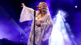 Η Νατάσσα Μποφίλιου ποζάρει με την αδερφή της και η ομοιότητα τους είναι απίστευτη