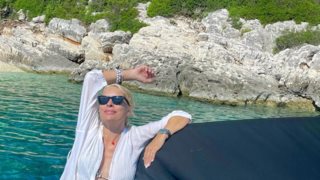 Η Ελένη Μενεγάκη ποζάρει στην αγκαλιά της οικογένειάς της &amp; στέλνει το δικό της μήνυμα