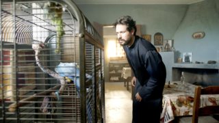 &quot;Καρτ Ποστάλ&quot; | Μάθε τα πάντα για την &quot;εισβολή&quot; του Ορφέα Αυγουστίδη στο νέο επεισόδιο της σειράς!