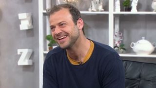 Ορέστης Τζιόβας: "Θέλησα να εξερευνήσω την ερωτική ζωή μέσα από την επαφή και με αγόρια και με κορίτσια"