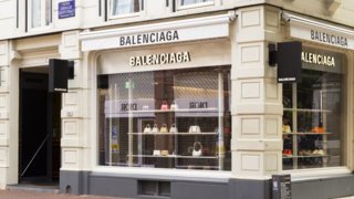 Ο οίκος Balenciaga απολογείται για την αμφιλεγόμενη καμπάνια με παιδιά που κρατούν BDSM αξεσουάρ