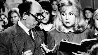 Χτυποκάρδια Στο Θρανίο: 56 χρόνια μετά την ταινία της Αλίκης, το έργο του Αλέκου Σακελλάριου επιστρέφει στο θέατρο!