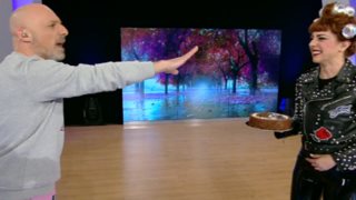 Νίκος Μουτσινάς: Τρελό γέλιο! Η Βάνια τον κυνηγούσε με μία τούρτα σε όλο το πλατό &amp; εκείνος αναγκάστηκε να βγει εκτός