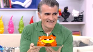 Χαρούμενα ψεύτικα γενέθλια! Ο Παύλος Σταματόπουλος γιόρτασε τα γενέθλιά του στο πλατό... έναν μήνα πριν