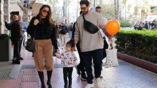 Η Ελένη Χατζίδου και ο Ετεοκλής Παύλου σε καθημερινά στιγμιότυπα με την κόρη τους