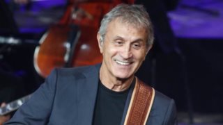 Δύσκολες ώρες για τον Γιώργο Νταλάρα