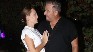 Η Ελένη Πασχαλίδη με total denim look και μακριά ξανθά μαλλιά στη Νέα Υόρκη