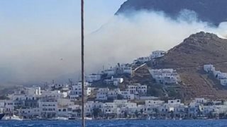 Φωτιά στη Σέριφο: Εφιαλτική νύχτα και σκληρή μάχη για να τεθεί υπό έλεγχο - Ζημιές σε σπίτια, αποθήκες και εκκλησίες