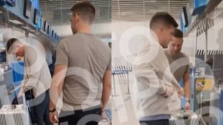 Η στιγμή που ο Στέφανος Κασσελάκης αποχαιρετά τον Τάιλερ στο αεροδρόμιο λίγο πριν παρουσιαστεί στον στρατό