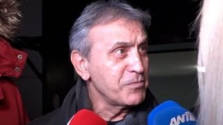 O Γιώργος Νταλάρας ξέσπασε κατά των δημοσιογράφων: "Αυτό που κάνετε δεν το βρίσκετε αρκετά γελοίο; - Νομίζεις ότι κάνεις τη δουλειά σου"