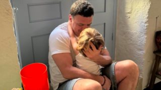 Ο Βασίλης Κικίλιας φωτογραφίζει τον γιο του στο γήπεδο