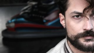 Απόστολος Καμιτσάκης: Αυτός είναι ο κούκλος ηθοποιός που έρχεται ως ιερέας στο «Καφέ της Χαράς»!