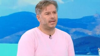 Ο Αλέξανδρος Μπουρδούμης με κασκόλ της ΑΕΚ στο &quot;Alpha Τώρα&quot;