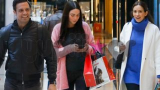 Πούμπουρας | Θεοχαρίδη | Νταφοπούλου: Χαλαρή βόλτα για τους νέους γονείς! Πού συναντήθηκαν;