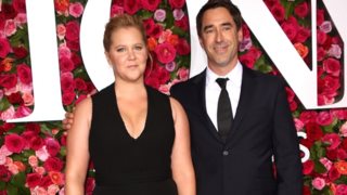 Amy Schumer : Είναι έγκυος στο πρώτο της παιδί! Δες τον πρωτότυπο τρόπο με τον οποίο το ανακοίνωσε