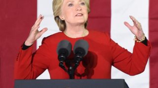 Hillary Clinton: Tα outfit της το βράδυ των εκλογών