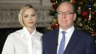 Εν μέσω φημών περί διαζυγίου: Η Σαρλίν εμφανίστηκε με μάξι ασημί φόρεμα και μεγάλo σκίσιμο