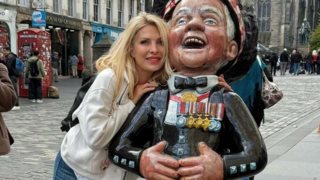 Η Ελένη Μενεγάκη ποζάρει σε χειμερινό mood στον φακό της κόρης της στο Εδιμβούργο