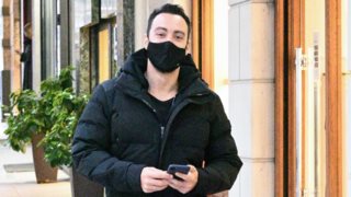 Ο Σάκης Τανιμανίδης σε χαλαρές στιγμές λίγο πριν την πρεμιέρα της &quot;Φάρμας&quot;