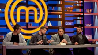 MasterChef
: Άνω- κάτω οι παίκτες! Τα νεύρα του Χρήστου &amp; η συντριπτική ήττα: Ποιος αποχώρησε;