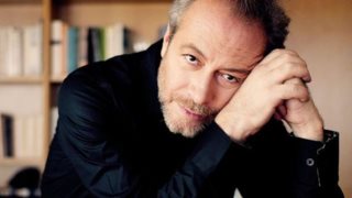 Γρηγόρης Βαλτινός: «Δεν υπήρξα ποτέ Σάκης Ρουβάς. Ούτε την ομορφιά του είχα, ούτε το κορμί του, ούτε το χέρι εκεί που έπρεπε»