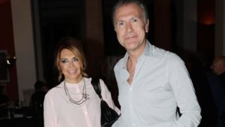 Μιμή Ντενίση | Με κόκκινο σύνολο και εντυπωσιακό κόσμημα στην πρεμιέρα της "Φόνισσας"- Στο πλευρό της ο Σωτήρης Πολύζος