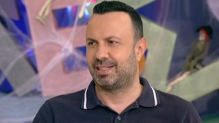 Τάσος Τρύφωνος: Η συνάντηση με τον Μουτσινά &amp; η αποκάλυψη για την παρουσίαση του «Αδύναμου Κρίκου» που δεν γνωρίζαμε!