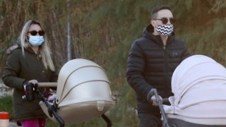 Η Βασιλική Μιλλούση και ο Λευτέρης Πετρούνιας βόλτα με τα μωρά τους!