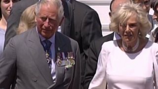 Πρίγκιπας Κάρολος &amp; Καμίλα: Έφτασαν στην Ελλάδα! Οι πρώτες εικόνες από την άφιξη στην Αθήνα