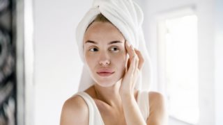 Η μικρή (και θαυματουργή) κίνηση που θα σε απαλλάξει από το ενοχλητικό πρήξιμο στα μάτια